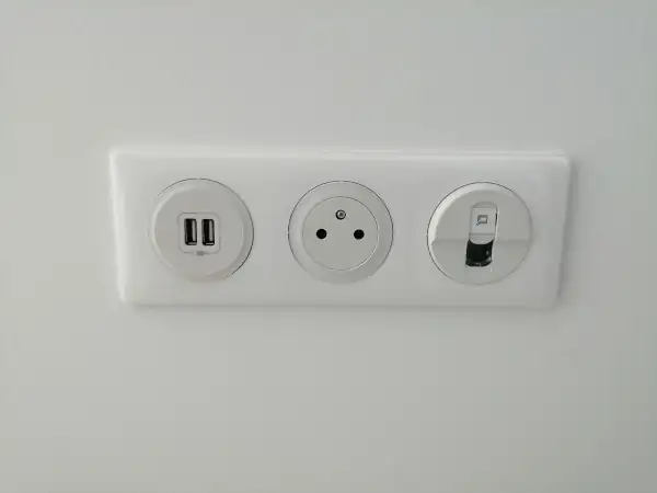Photo d'une triple prise : prise de courant + prise USB + Prise réseau