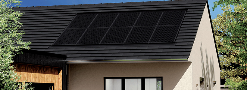 Photo de panneaux photovoltaïque sur une toiture en ardoise.